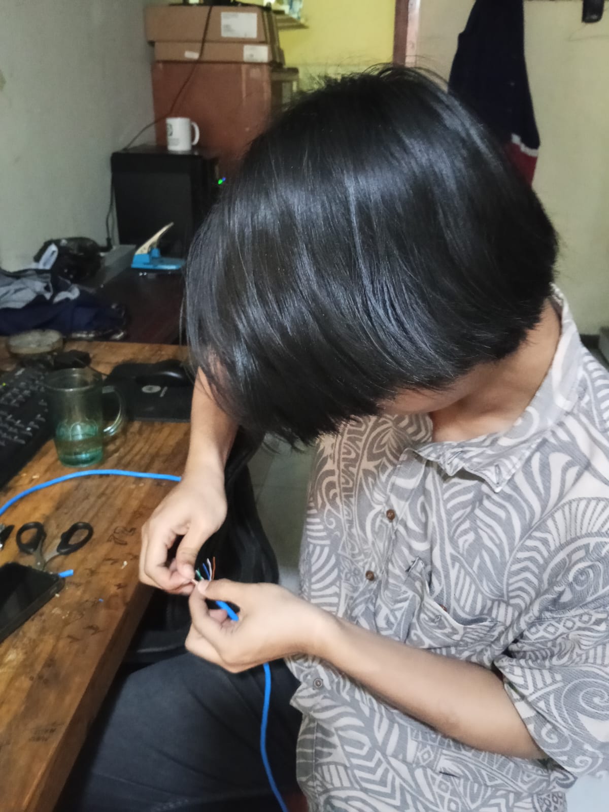 Proses pemotongan kabel patchcord